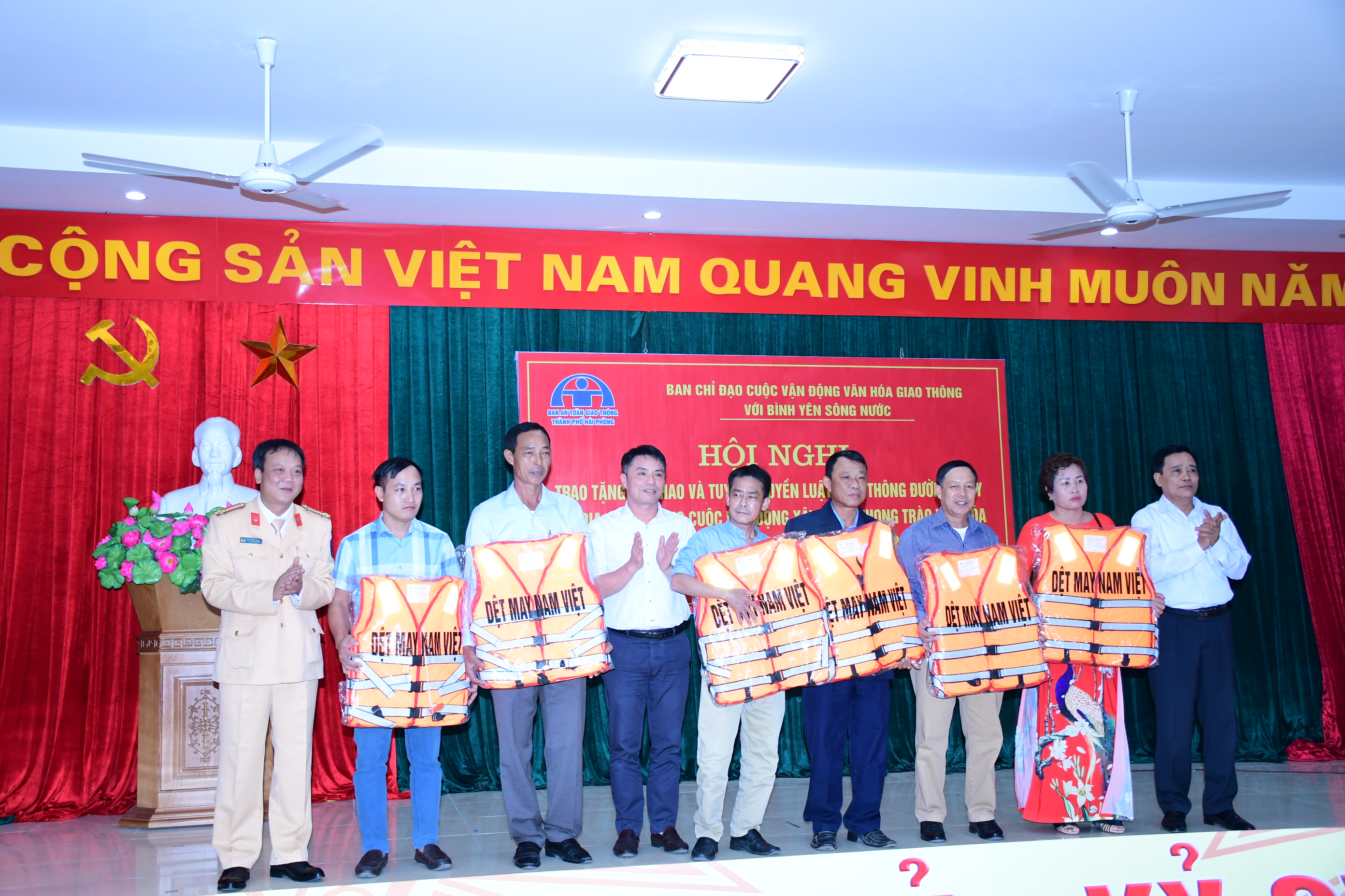 Trao tặng 200 áo phao cho 6 mô hình đường thủy 'Văn hóa - an toàn'